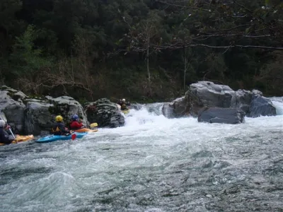 Premier seuil rocheux des Rapides de Conques (4, 4+ selon le niveau d'eau), à négocier pointe à gauche pour éviter le bille en tête