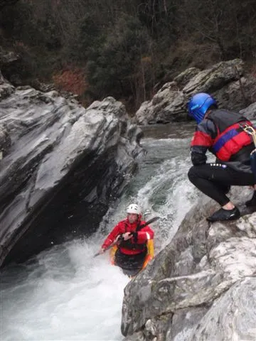 Un joli seuil qui rappelle dans un étroit au milieu du parcours (4), à sécuriser