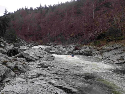 passage de la rive gauche à droite entre les 2 rapides du saut de la loire pour le portage
