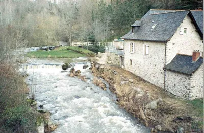 Le paysible Moulin Ramon : départ de la descente ici par petit niveau (45cm à l'échelle Energol) : on peut embarquer facilement sur le planiol pour s'échauffer car ça attaque fort !! 