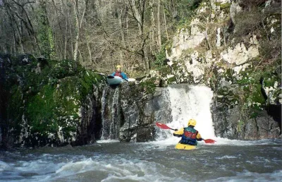 Le joli seuil à l'entrée de "l'enchainé" : la réception de cette picette offre du fond (en principe); le saut peut aussi se faire contre la rive G en mettant la pointe à D.