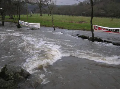 "le seuil", c'est la plus grosse partie du bassin.
(la photo applatis beaucoup) car le courant est puissant, ainsi que les contres courant, et assez grosse marmites sur le contre courant rive droite!!