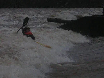 c'est en quelque sorte, une vague , mais avec 5 cm d'eau en moin, ça devient un gros rouleau, il y a du fond et il est très exploitable!! il vaut le coup.