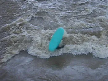 ici pas gros niveau (1m69 a l'échelle), apparition de trois spots:
arche de gauche:vague déferlante et puissante
2éme arche: gros rouleau(ici photo), très puissant, beaucoup de fond, des beaux contres, tout passe!
3eme arche: autre rouleau moin gros , moin retentif, mais très bien aussi