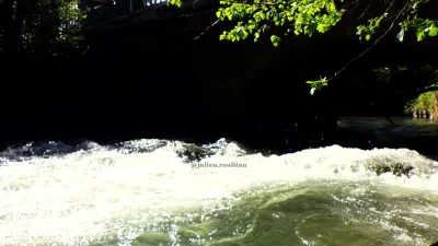 Passage sous le pont, passage à gauche, à droite beaucoup de ronces et d'arbres