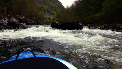 Photo 5 : Passage III, passage à droite, faire attention au ploreur juste devant. Les embarcations tape à 17m3/s, attention si navigation avec moins d'eau.