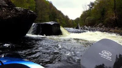 Photo 6 : Passage IV (roche qui pleure), rappel au pied du rocher, plus ou moins puissance en fonction du niveau d'eau. (17m3/s)