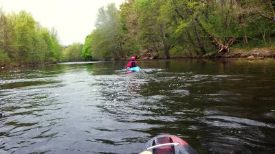 Glissière sur la gauche à l'arrivée sur Langeac avec une base de raft sur la droite