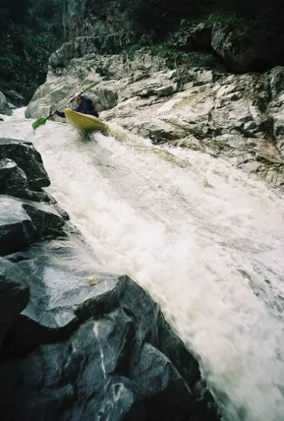 toujours la glissière;
On se rend mieux compte du dénivelé comme ça !
(et c'est un gros bateau...)