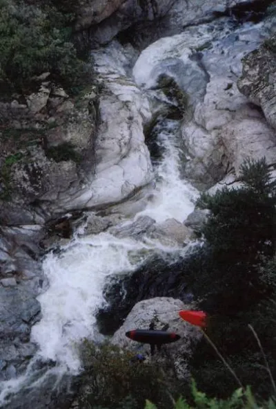 Portage de la 1ère partie du passage V, très mal pavée avec ce niveau d'eau...
Photo de Kate