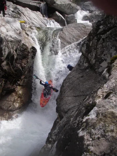 Ce jour la en ouvrant magnifiquement cette chute, JC a donné envie à tout le monde, attention cependant le rideau creux abrite une caverne ou l'on rentre à 18 pas moins (dixit Flo), à engager avec une sécu en béton armé...