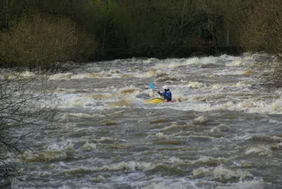 Derrière la chaussée après le pont de Rochard, à 1m70.