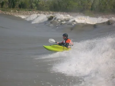 Alessio sur la vague de roger(6000m3/sec le 02 avril 2006)