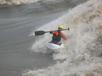 Julien sur la vague de roger (6000m3/sec le 02 avril 2006)