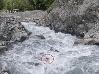 Rapide modifié juste avant le nouveau barrage. Attention à la poutre métallique !