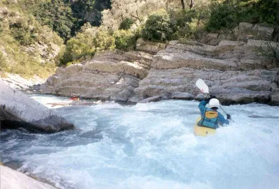 Le parcours est bordé de belles falaises calcaires : les rapides sont francs avec des planiols de récupération.