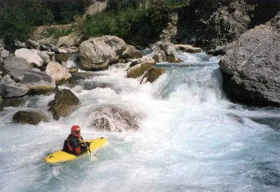 Surtout vu dans son ensemble.
Il reste encore 1 bon rapide en ligne droite avant le portage de l'usine.
