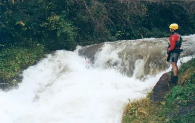 moi même (casque rouge) dans le barrage à rappel. remarque : avec un tel niveau d'eau, il vaut mieux être encore plus à l'extrême droite (mais c'est moins juissif)