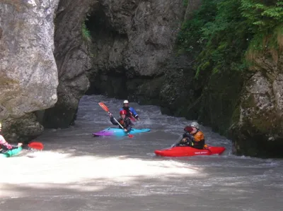 Contrecourant à la sortie de la gorge à droite à ne pas louper pour aller regarde le passage suivant "le S". (foto de en bas) 