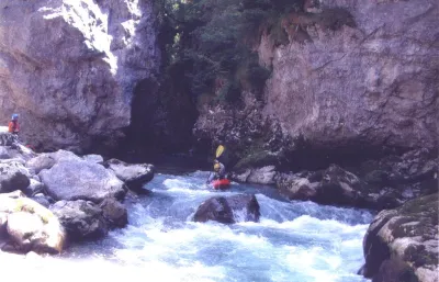 Entrée du "S" par basses eaux : pas bien difficile mais attention aux rochers siphonants en sortie de virage.