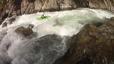 Au milieu, avec un bon niveau d'eau