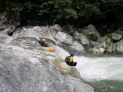 Rappel à la sortie des gorges de Mollia, se passe à droite avec une sécu du même côté. Il y a un gros contre à droit quelques mètres en amont.