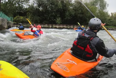attente dans le contre ... une dizaine de kayaks sur l'eau