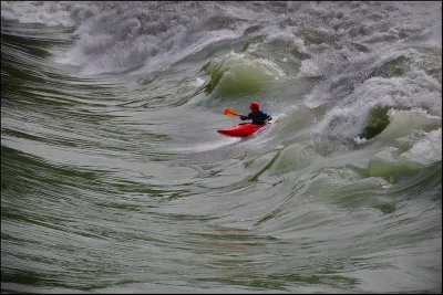 même avec un creeker ... Matthieu Tartar surfe à 660cbm/s le 8 mai 2013