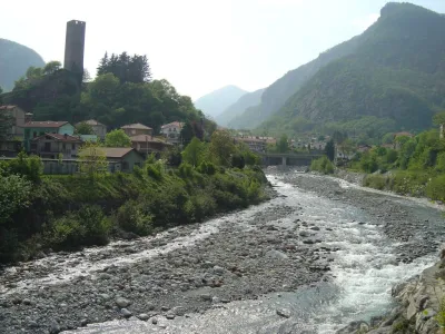 Arrivée à Pont Canavese, mattez le paysage et n'oubliez pas de prendre une petite mousse au bar de la PLace.