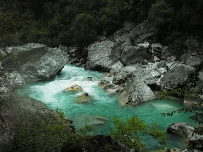 Dans la gorge