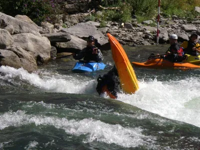 Lavague au milieu du bassin de slalom, bas niveau d'eau (été 2007), rappelle un peu à un endroit.
Pagayeur: Tomato jack du Team Legume.