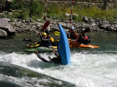 Vague du slalom. En plein centre ville, toujours du monde pour le spectacle!
Pagayeur; Moi même.