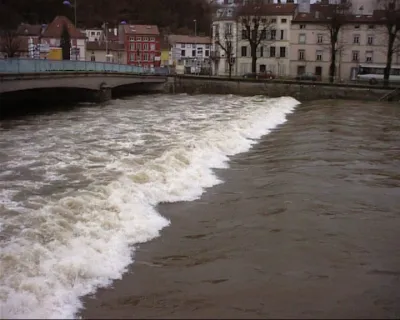 Spot du barrage au dessus du pont, rouleau énorme, j'ai déjà vu des mecs se croisé, l'un passait au dessus, l'autre en dessous ;-)