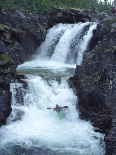 Jean-Minh saute la 2eme chute. En arrière plan la 1ère.