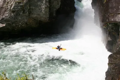 Antoine sort en un seul morceau de la gorge.
Photo: Ben.