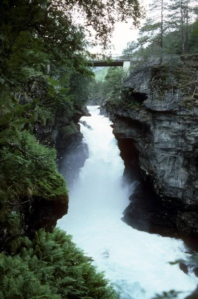 Slettafossen rugit environ 1 km en aval de Flemmingfossen, débarquement impératif à la passerelle basse environ 400 m en aval de Flemmingfossen