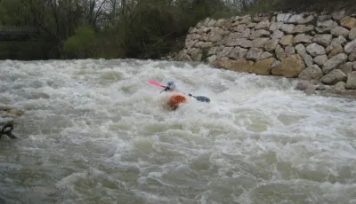 Un seuil (10m3/s)