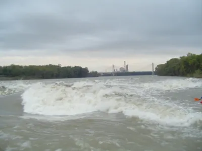 La vague au premier plan (4300m3) et derrière le trou sans fond et au fond l'usine à papier...eh oui c'est le rhône