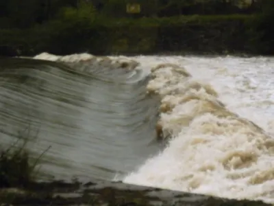 la vague avec 138m3/s sa rappel un peu derriere , on peut y acceder par un contre mais il faut d'abord passer dans un rappel avant d'ateindre la vague