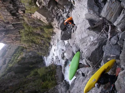 premier portage des gorges (troncs d'arbres), les paroies sont bien verticales. Ou plutôt horizontal, vu que je n'ai pas tourné la photo.