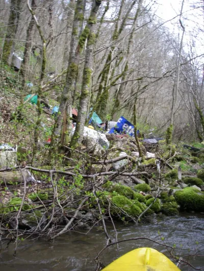 le plaisir que peut apporter cette rivière est gâché par la qualité de l'eau déplorable et les berges qui font office de décharge pour les autochtones... 