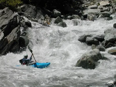 Paddler dans le "rapide continu" typique de cette section