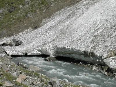 embarquement sous la chute en aval de ce névé (s'il y est encore quand vous passerez)