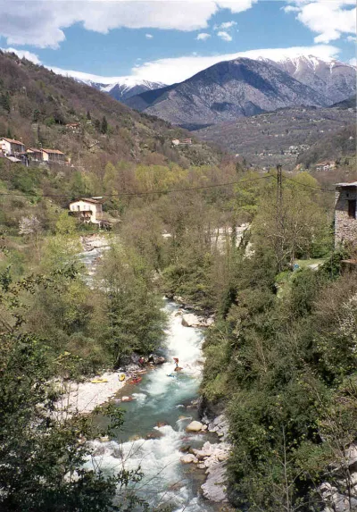 Vue générale du premier rapide sous Lantosque : la sécu encordée est en place au centre pour récupérer tout ce qui traîne ...