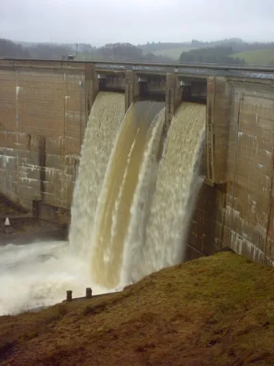 Le barrage de Viam en surverse