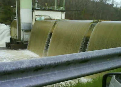 Voila le barrage de peyrissac, un peu en amont du pont;C'était cette aprem, sympa la chute!!!!!!