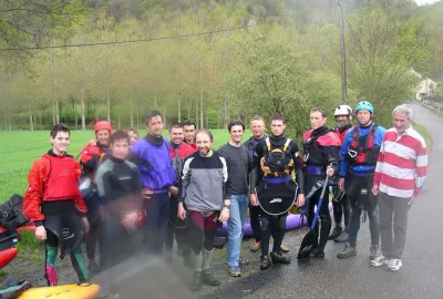 Souvenir de groupe à Navech le 2 mai 2004 : je vous laisse apprécier la variété des ages et du matériel : le gatino a la peau dure !!