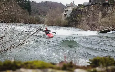 Petite vague surfable, mais ce n'est plus ce que c'était (niv. 1m50 à Espalion)